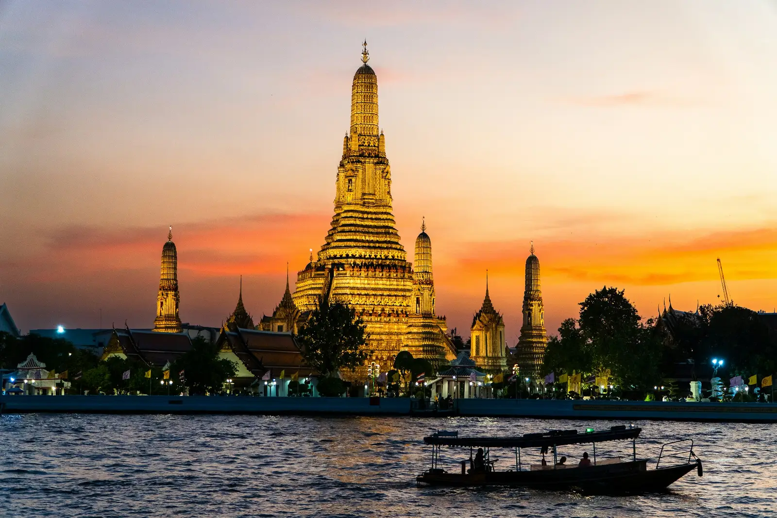 Wat Arun on the riverbank with boats in the foreground